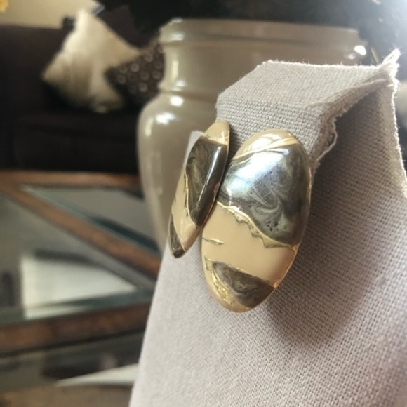 Vintage Earrings 
Great condition - Picture 3 of 4